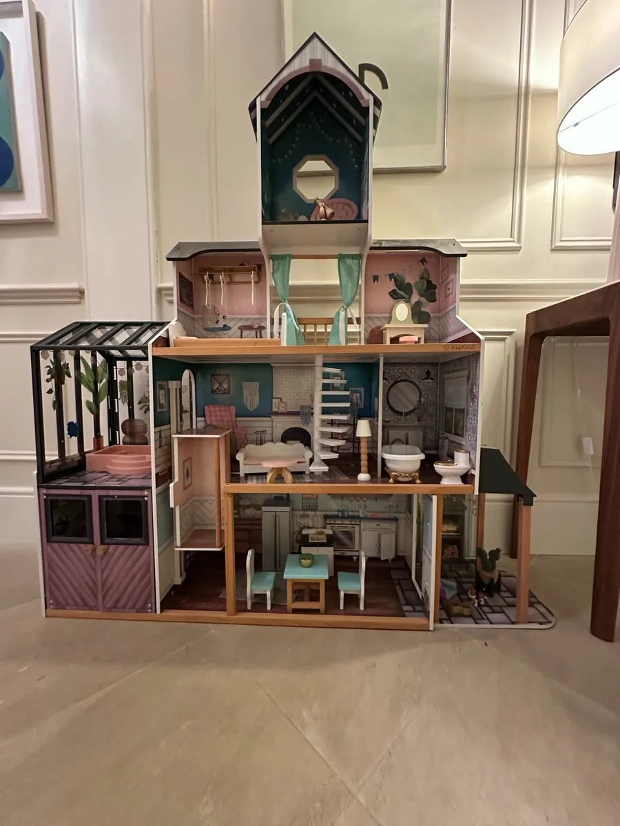 Wooden doll house - Image 1