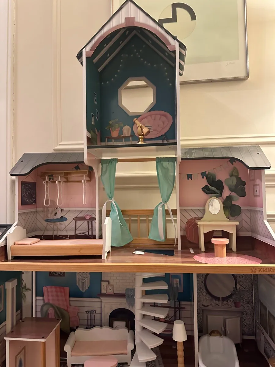 Wooden doll house - Image 2