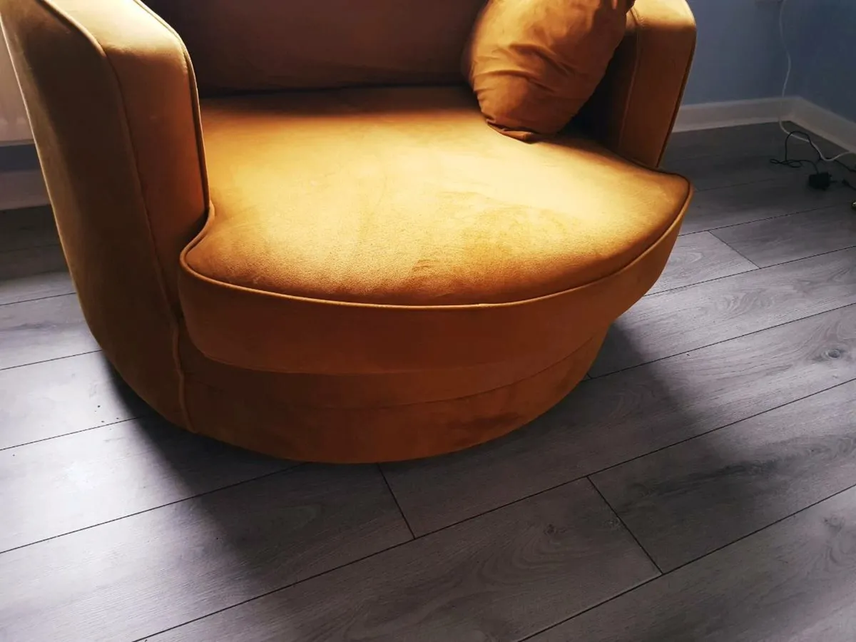 Big comfy swivel chair - Image 2