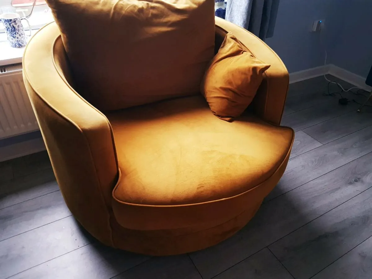 Big comfy swivel chair - Image 3