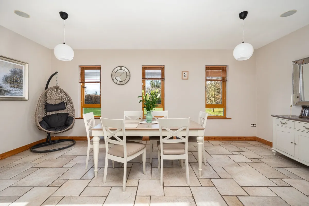 Dining room table & chairs/ matching console table - Image 2