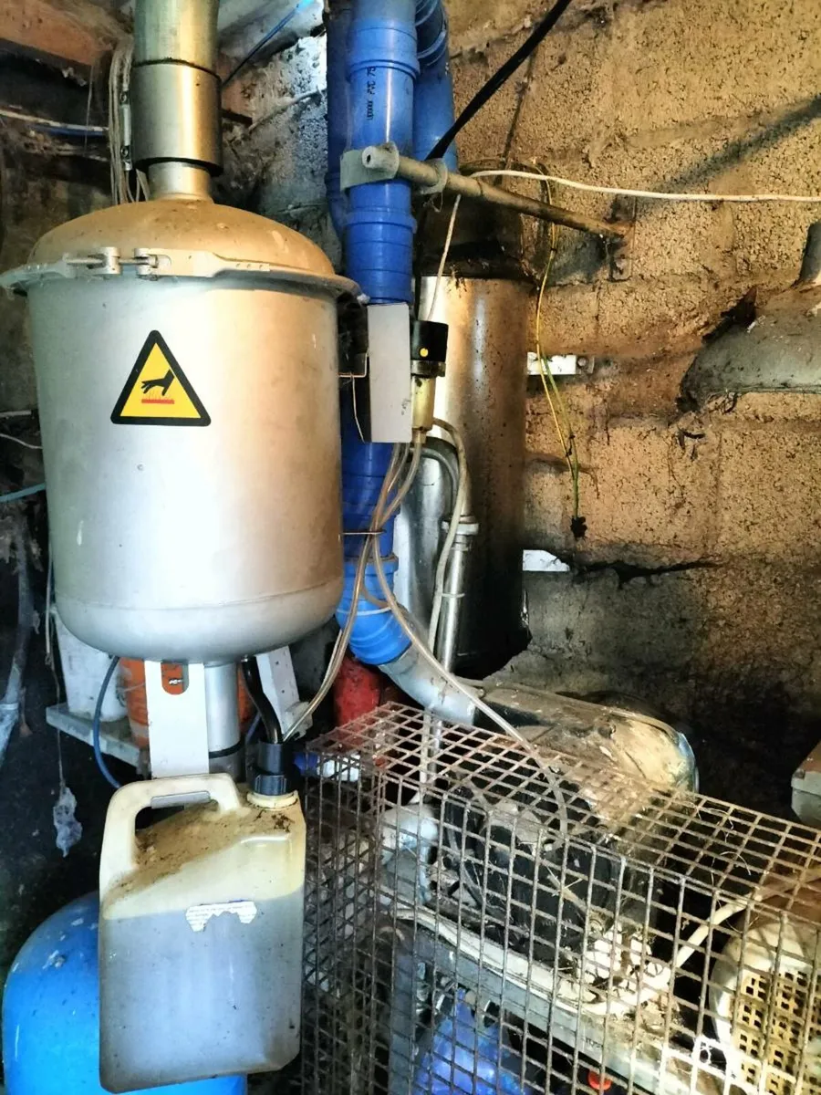 10 unit milking parlour. - Image 3