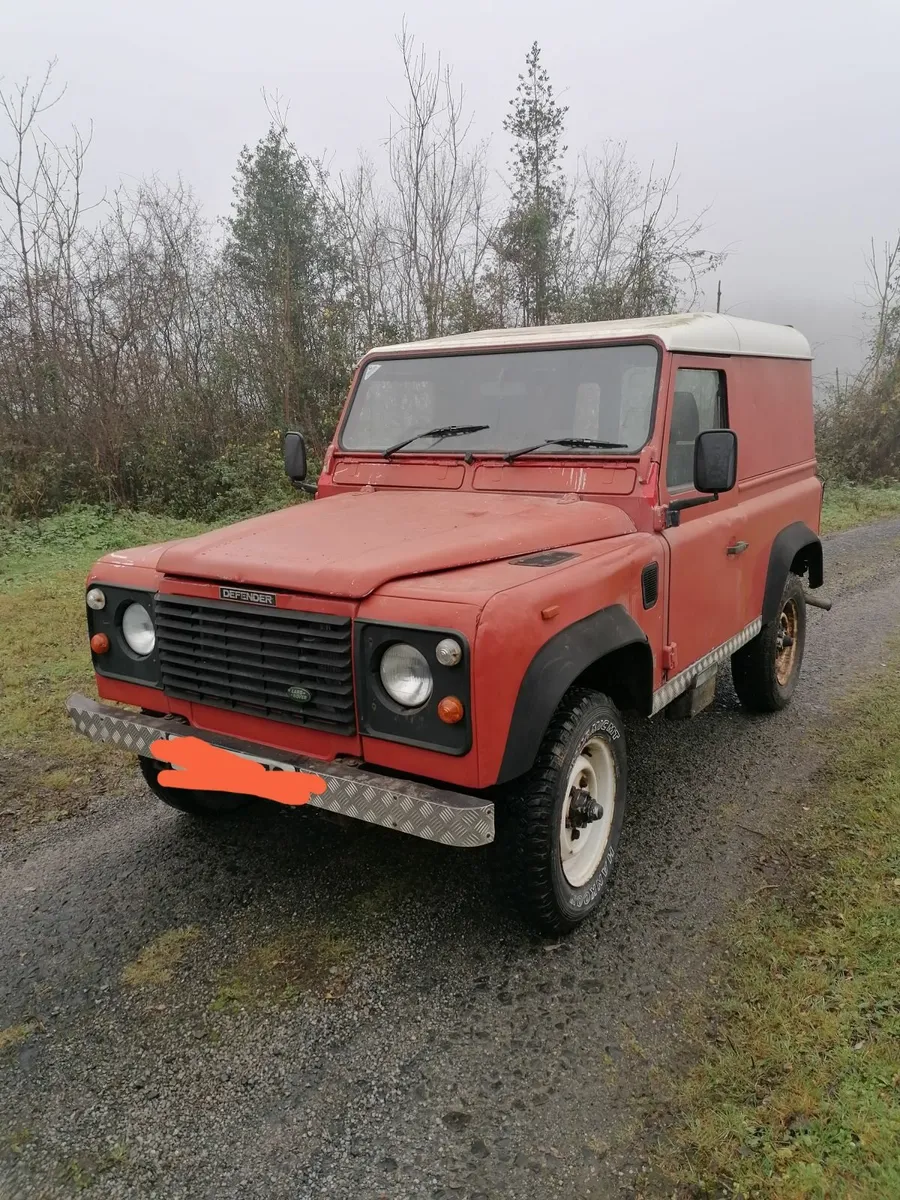Land Rover Defender - Image 1