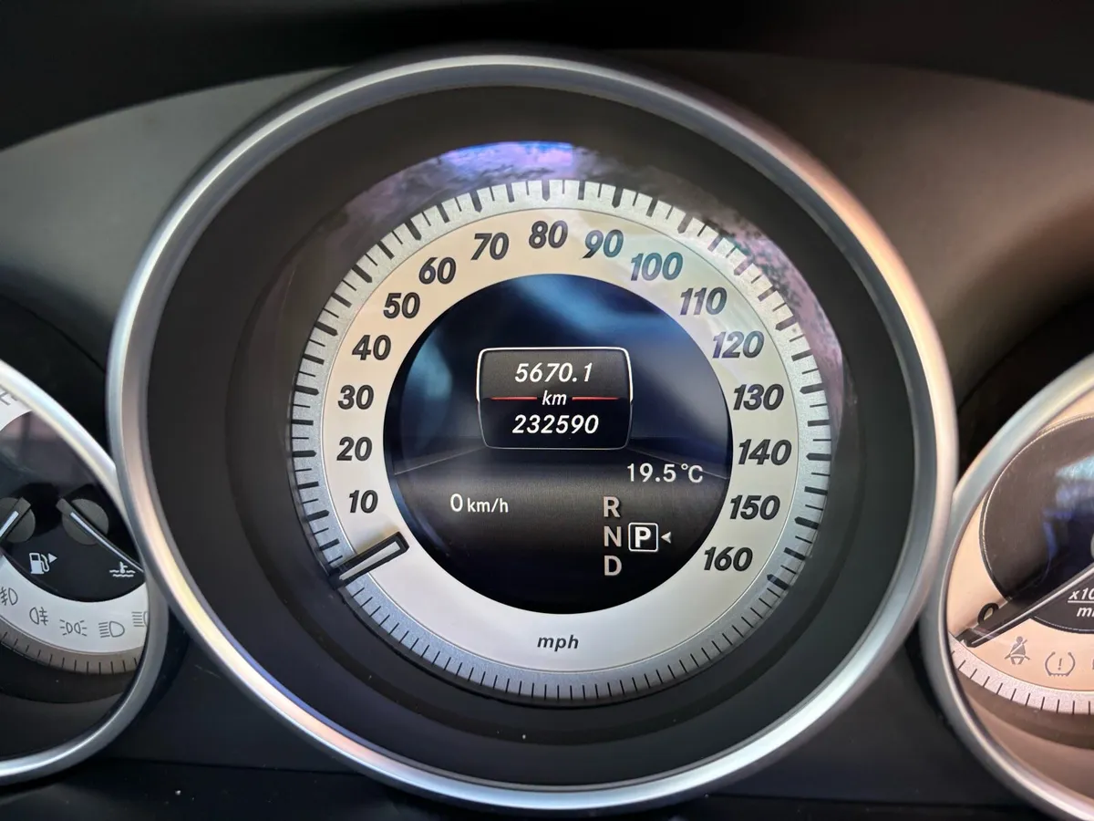 131 Mercedes E220 - Image 2