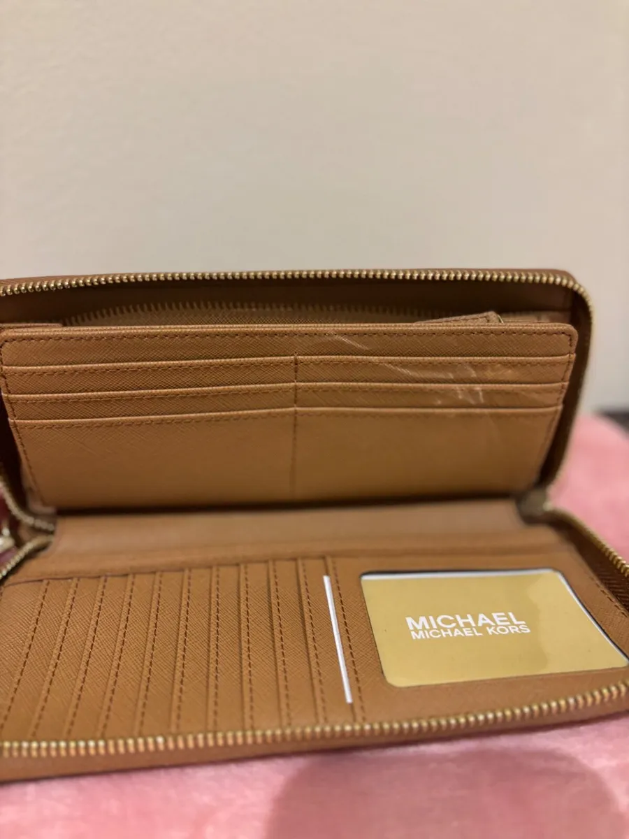 Handbags-designer. Michael Kors - Image 1