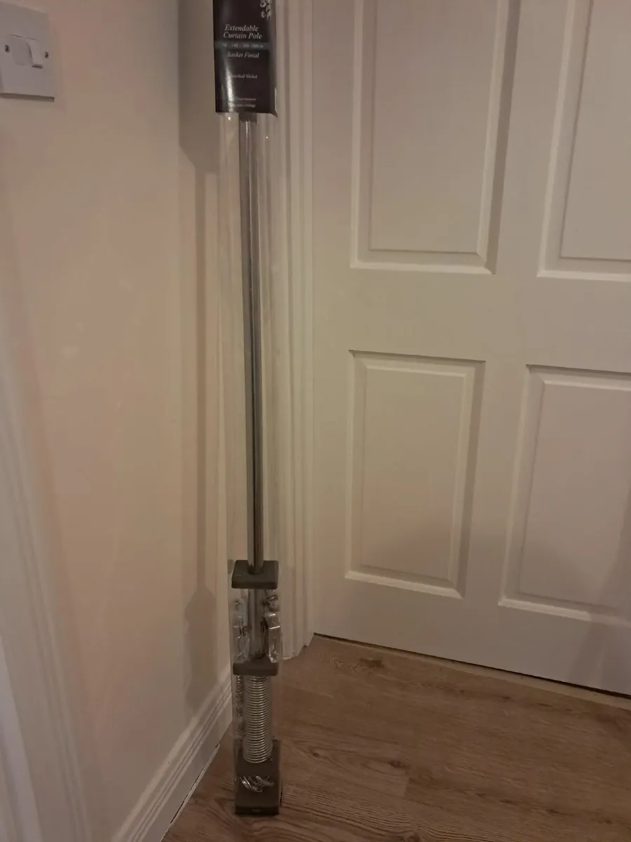Curtain pole- Extendable  200-300cm - Image 1