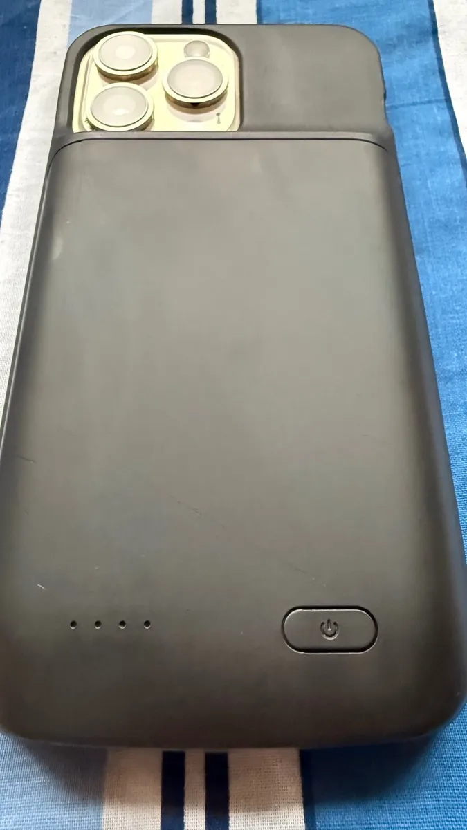 UNLOCKED Gold iPhone 14 Pro Max w Charging Cases - Image 4