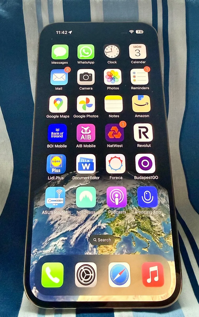 UNLOCKED Gold iPhone 14 Pro Max w Charging Cases - Image 3