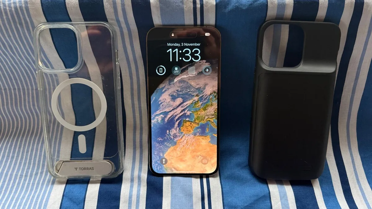 UNLOCKED Gold iPhone 14 Pro Max w Charging Cases - Image 1