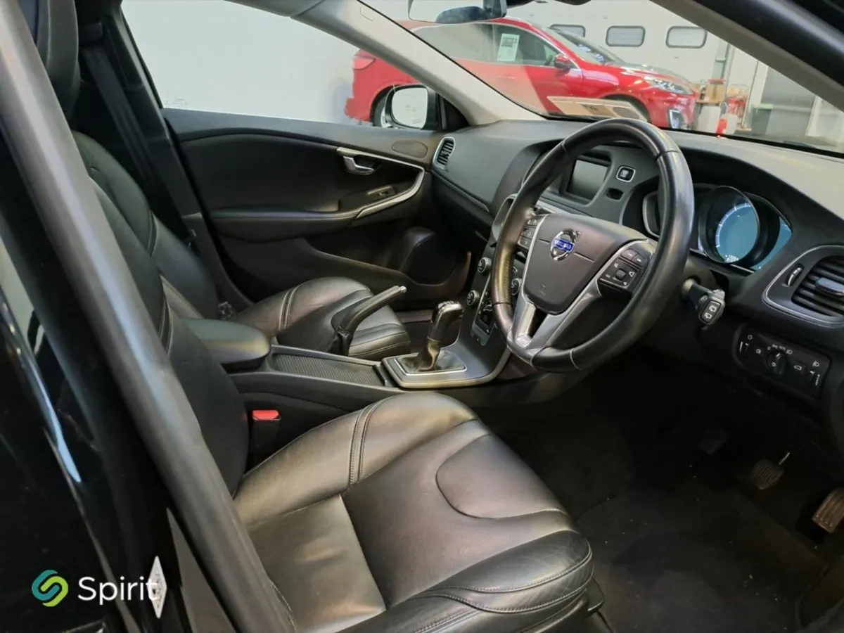 Volvo V40 D2  SE+Leather*Call John 0861913954 - Image 4