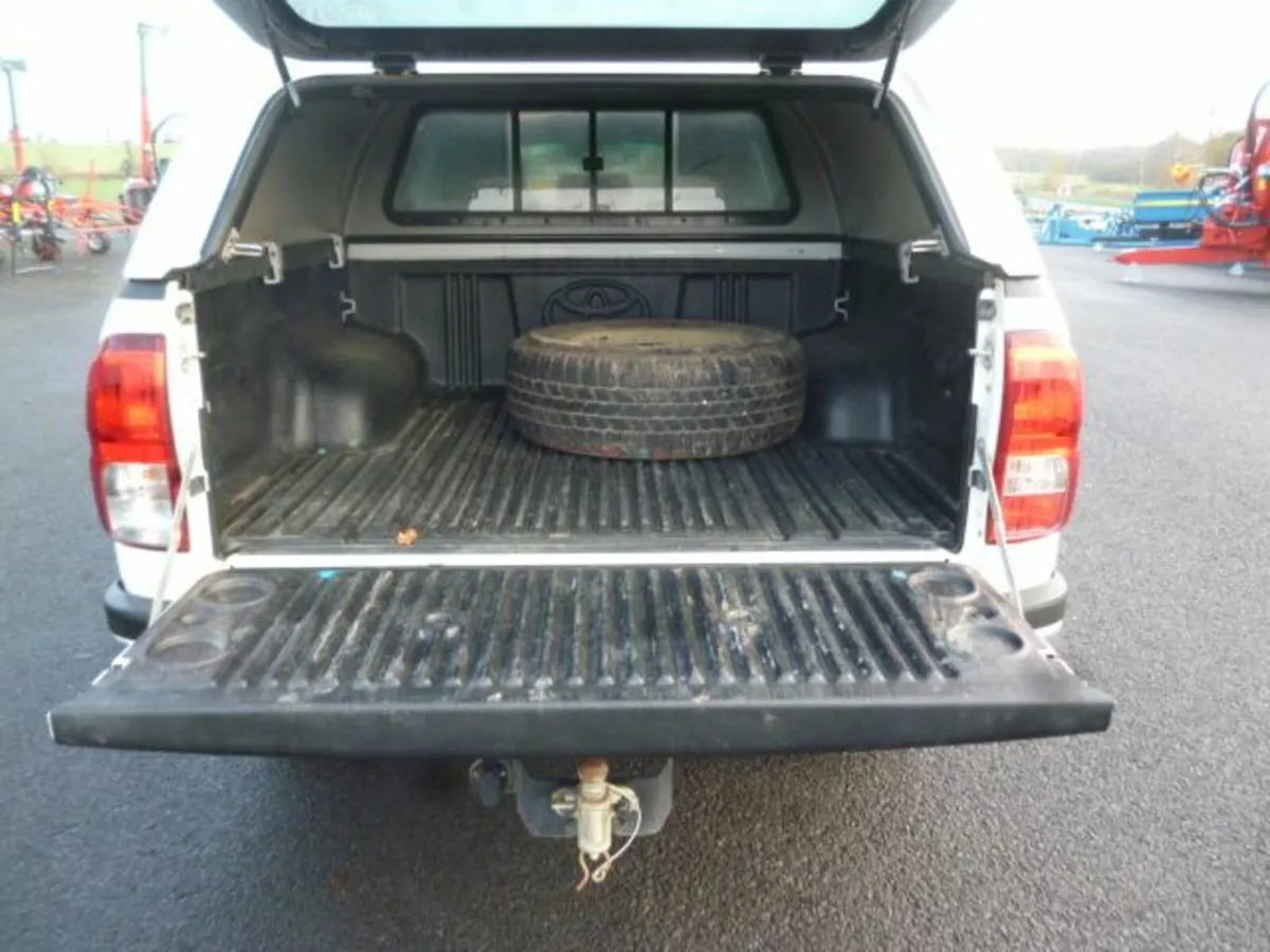 Toyota Hilux Crew Cab, 6 speed, 2023 - Image 3