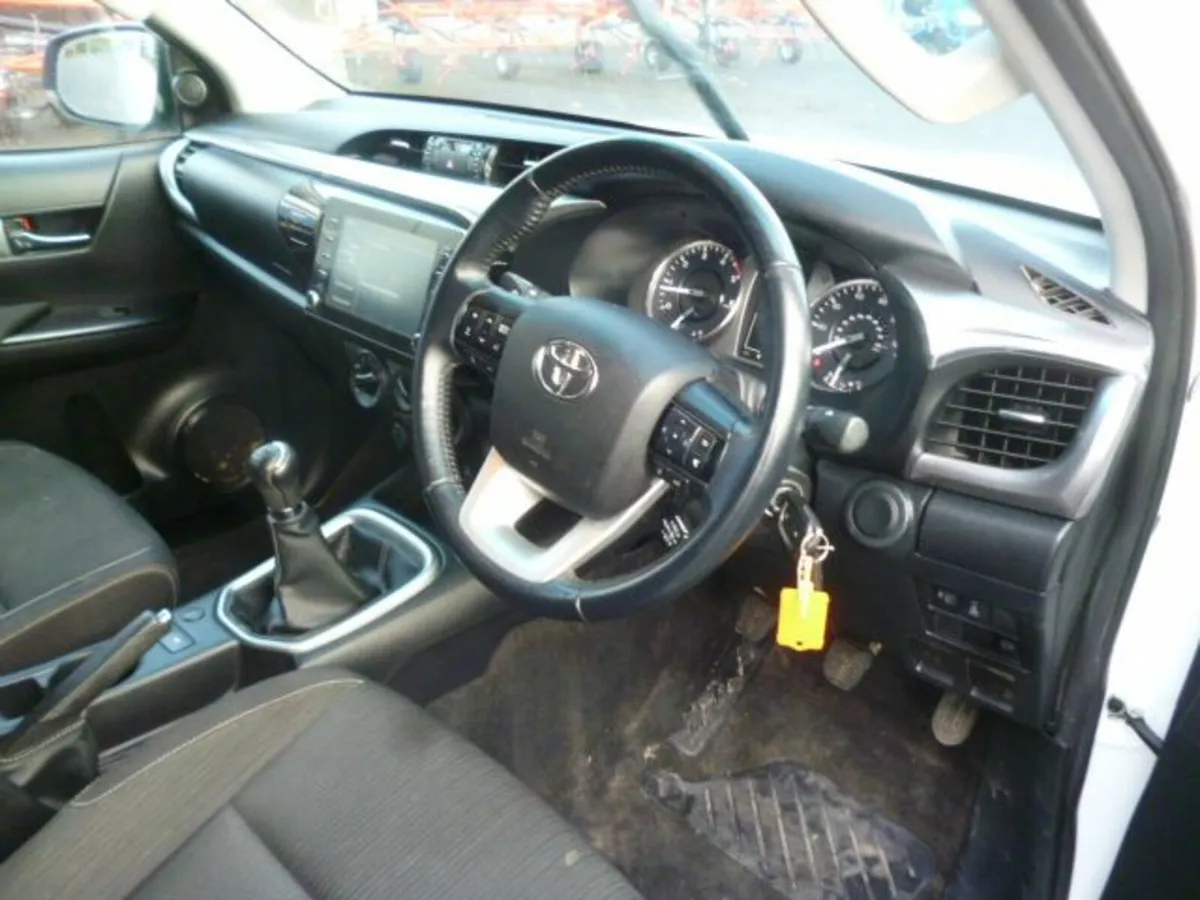 Toyota Hilux Crew Cab, 6 speed, 2023 - Image 4