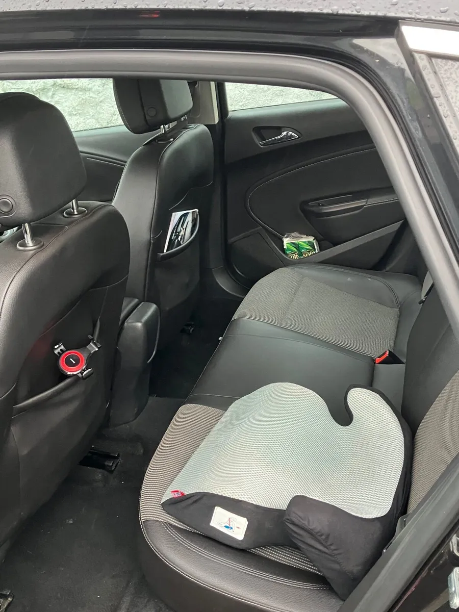 Opel Astra 2014 - Image 2