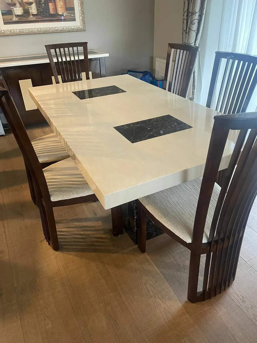 Table and chairs - Image 2