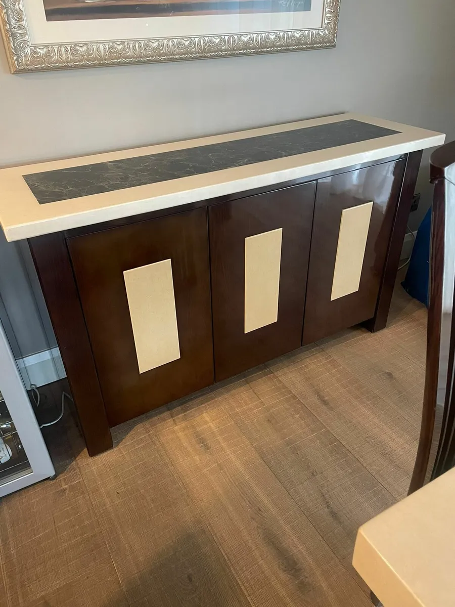 Table and chairs - Image 1