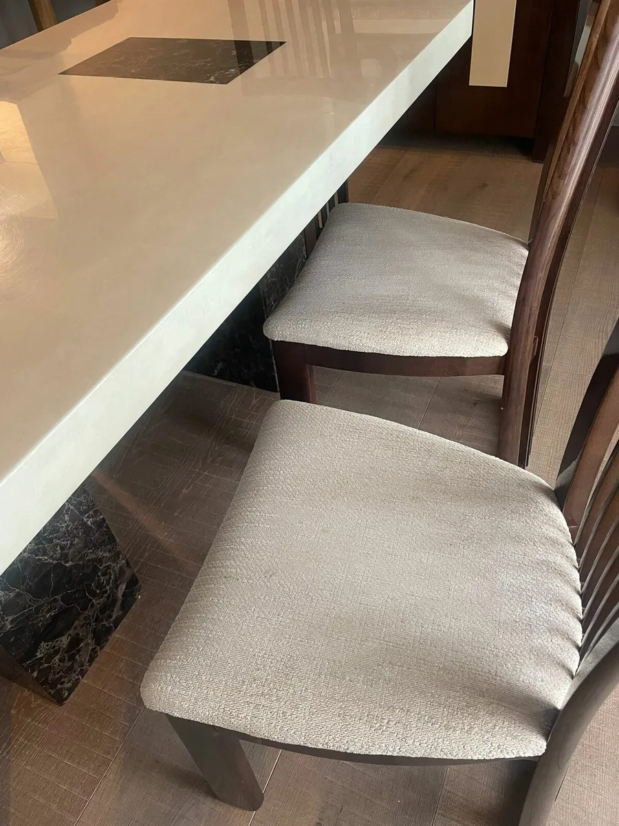 Table and chairs - Image 3