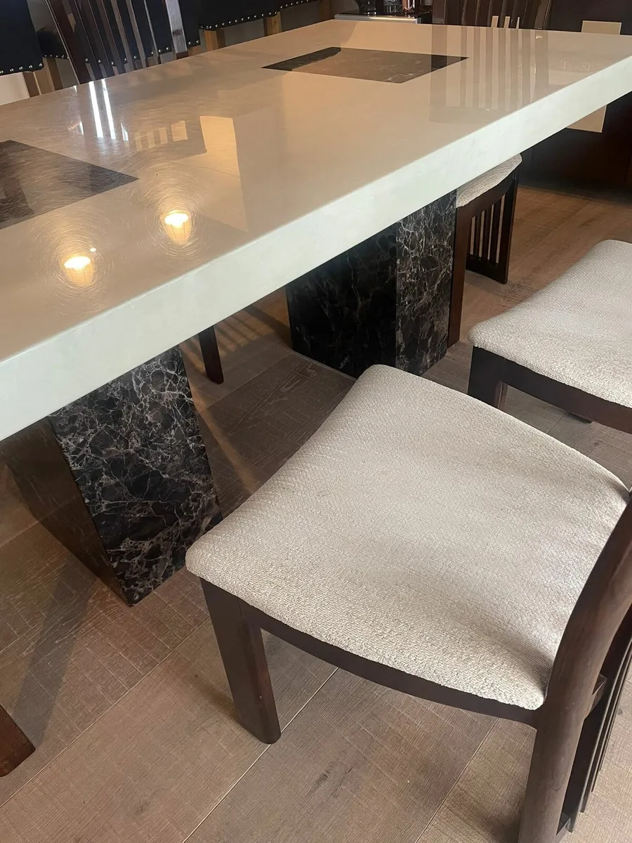 Table and chairs - Image 4