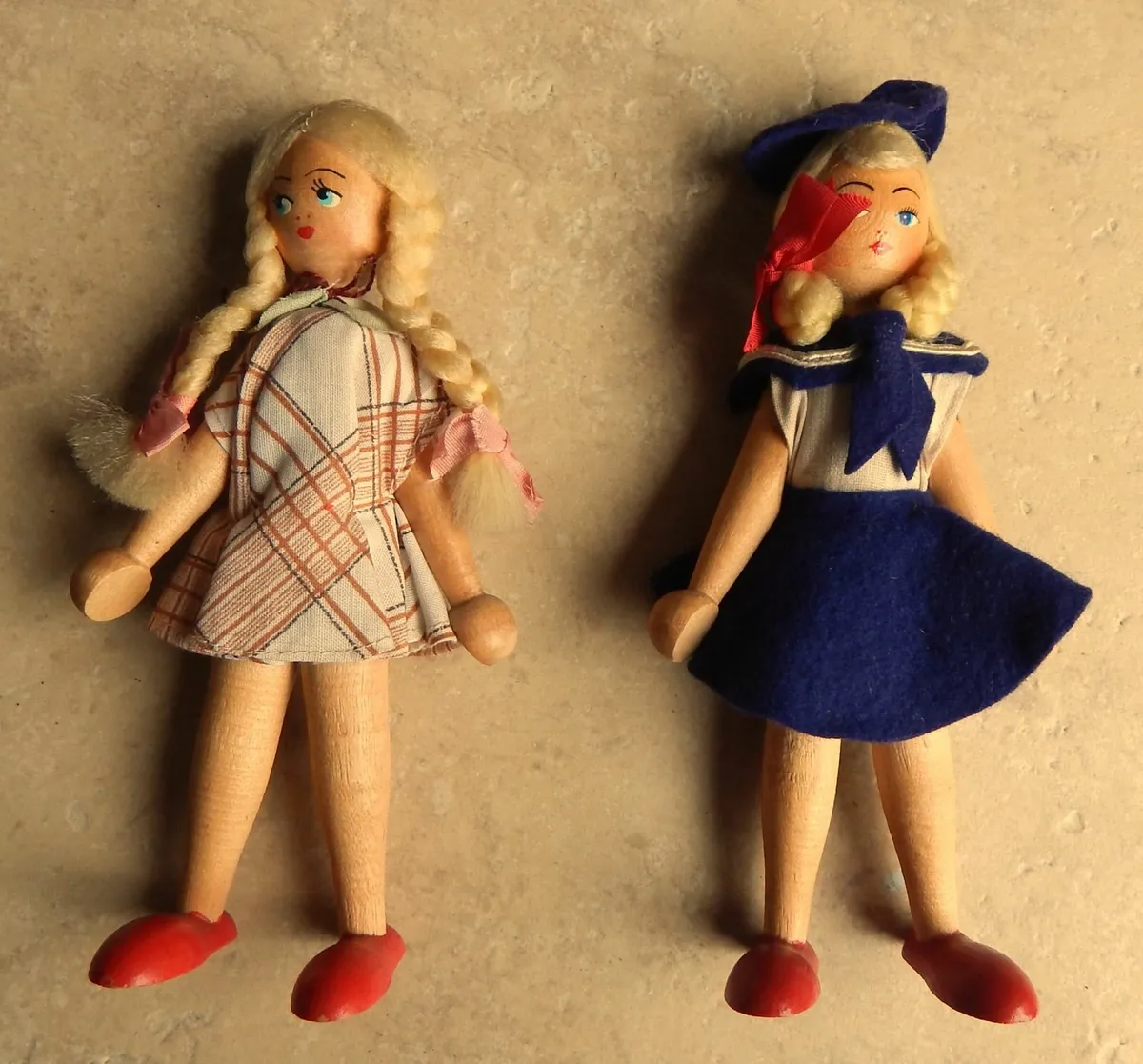 Collection of 7 Vintage Handmade Wooden Peg Dolls - Image 4