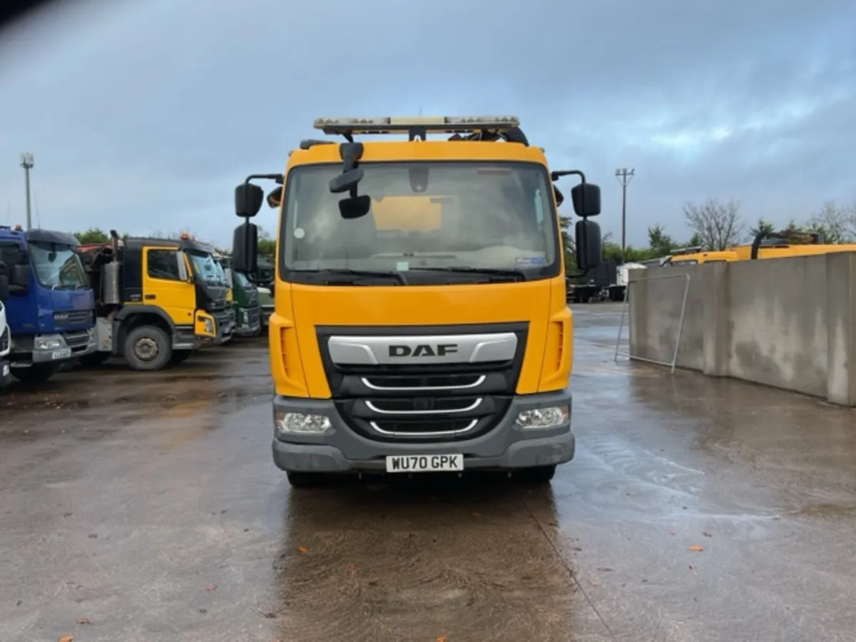 2020 DAF LF220 4x2 Johnston V65T Road Sweeper - Image 2