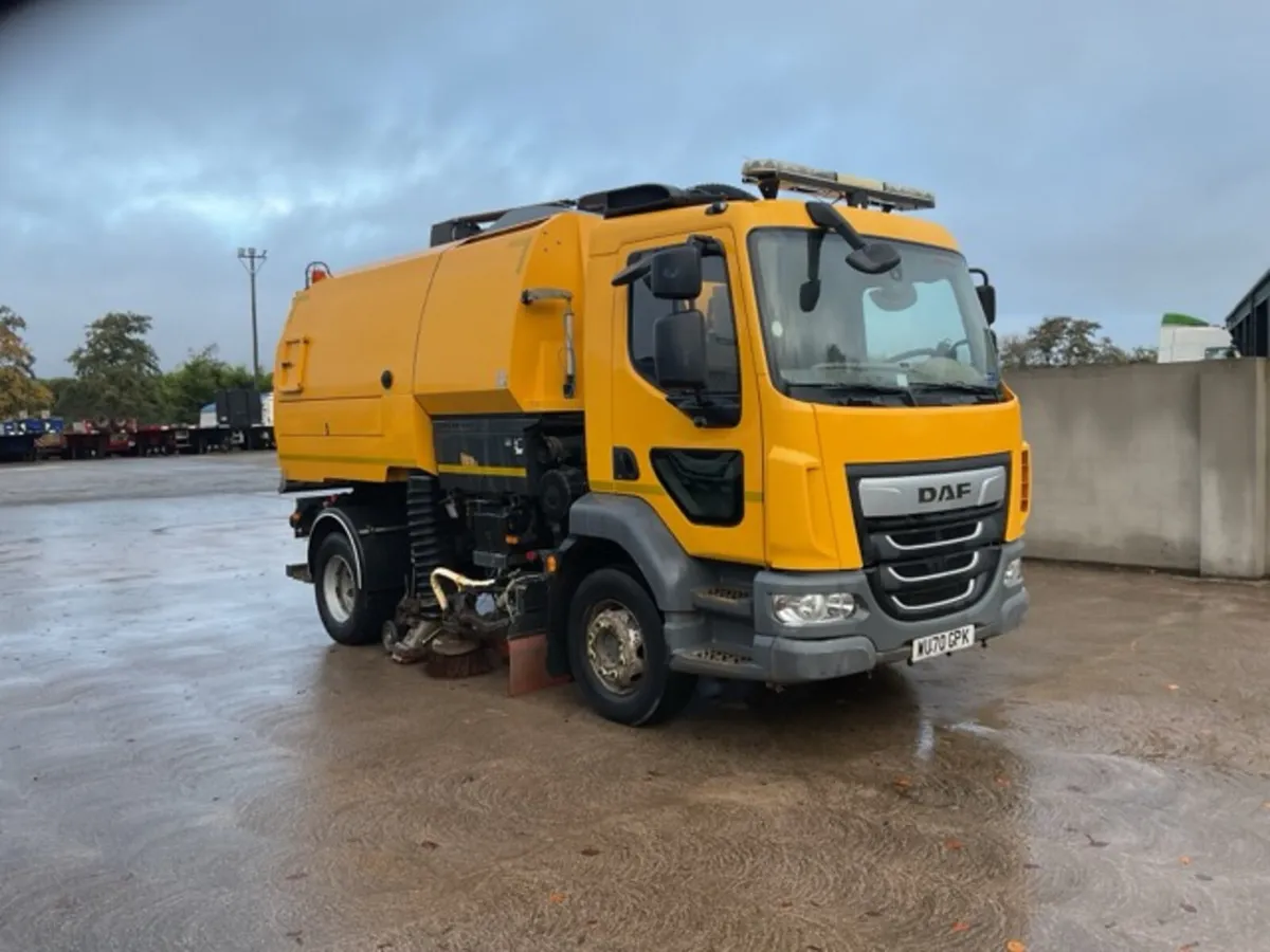 2020 DAF LF220 4x2 Johnston V65T Road Sweeper - Image 1