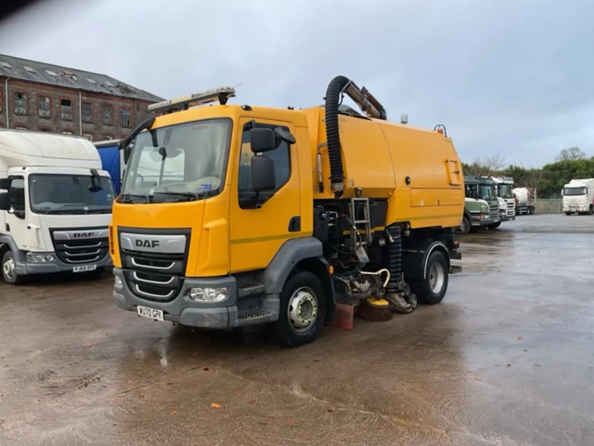 2020 DAF LF220 4x2 Johnston V65T Road Sweeper - Image 3