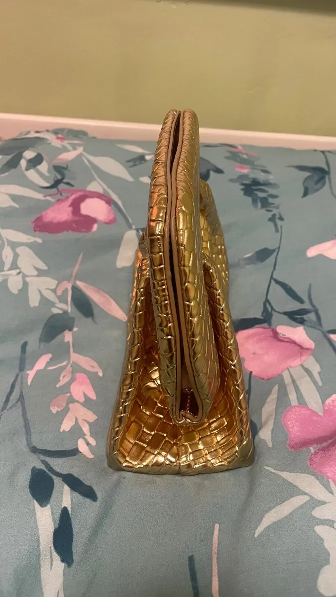 New gold clutch - Image 4