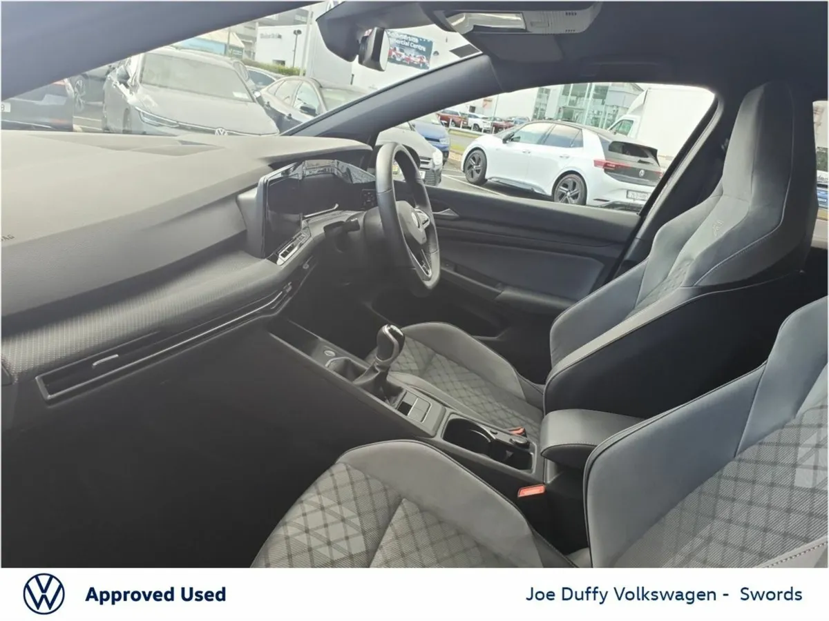 Volkswagen Golf 1.5 TSI 130HP R-Line - Image 4