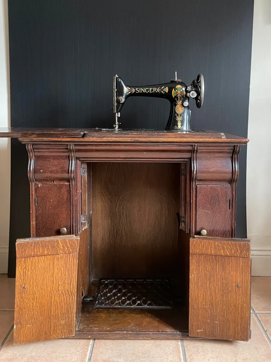 Singer Sewing Machine - Image 3