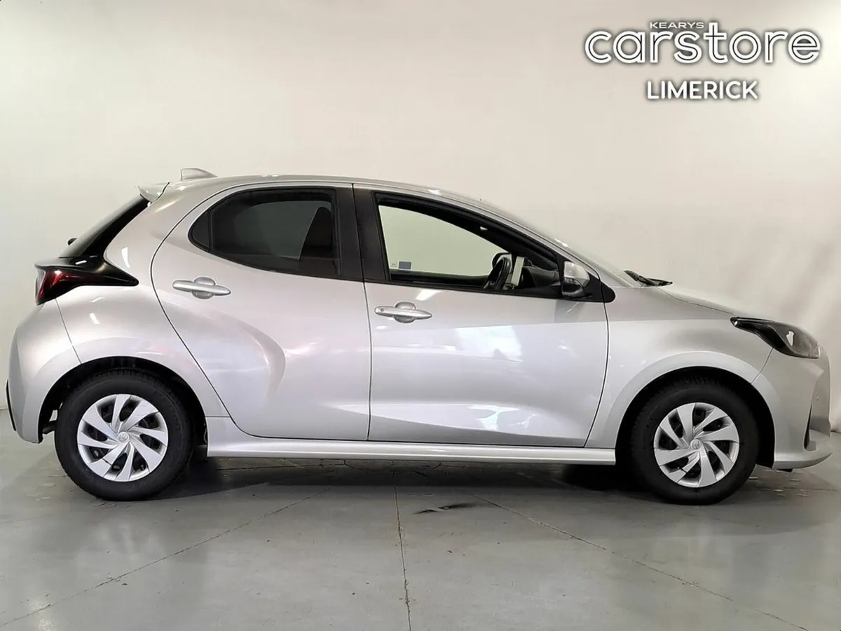 Toyota Yaris 1.5 HYBRID - Image 2