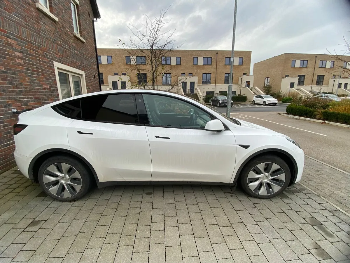Tesla Model Y 2023 - Image 2