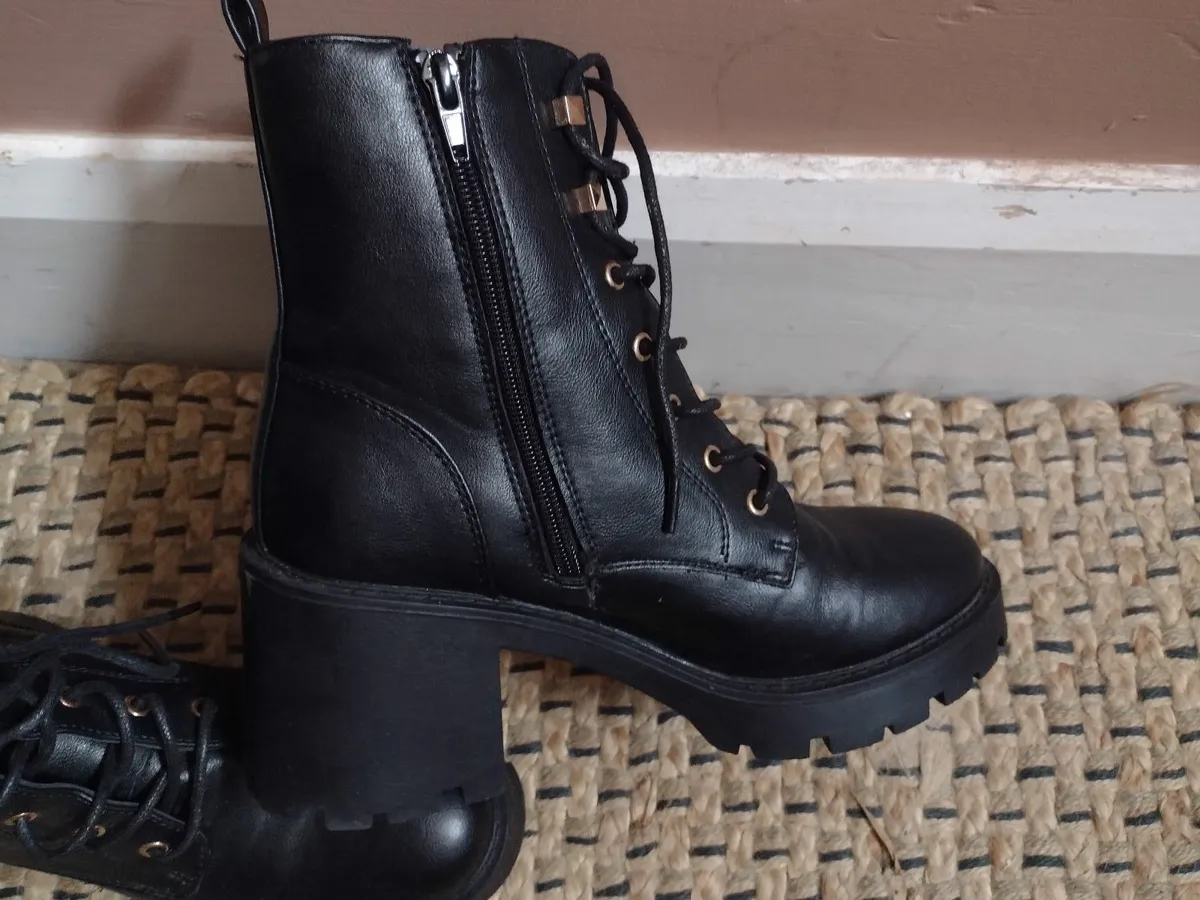 Brand new ladies boots UK 6 - Image 1