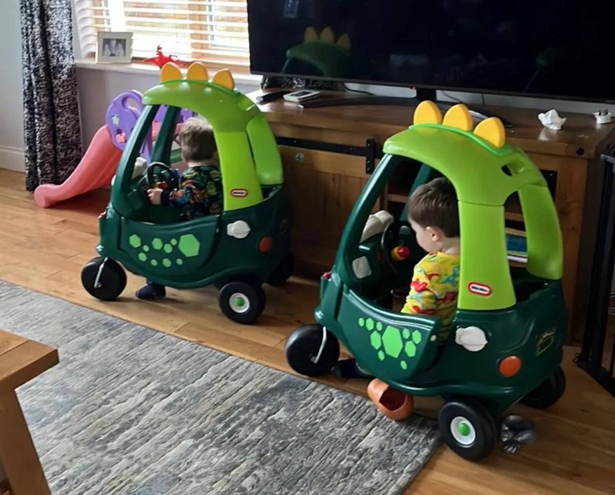 Cots and little tikes cars - Image 3
