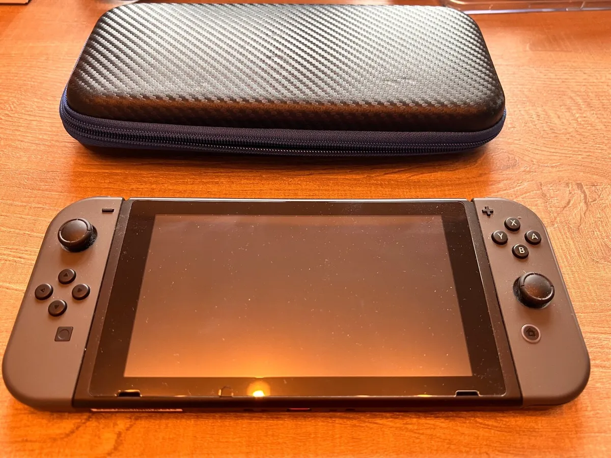 Nintendo switch 32gb Grey with extra accessories - Image 1