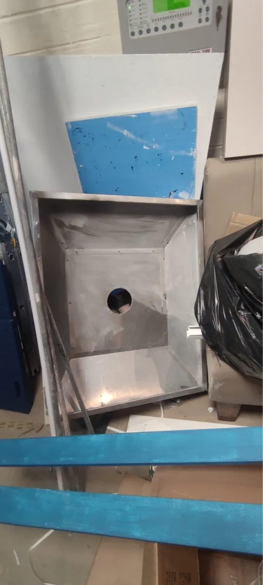 Fan, extractor and electricity cabinets - Image 1