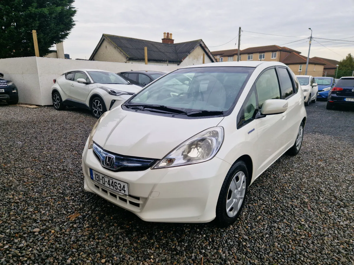 2013 Honda Fit Hybrid|Auto| Heated leather seats - Image 3