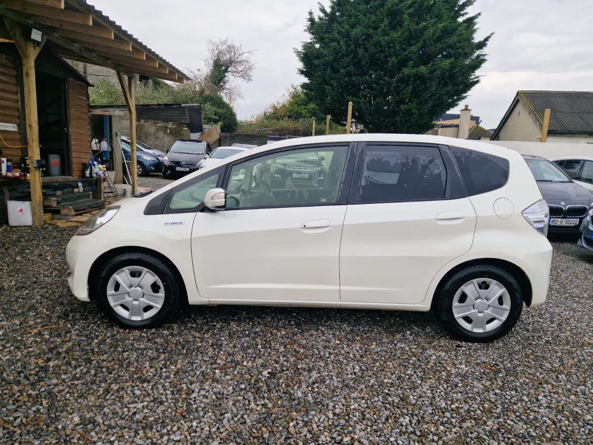 2013 Honda Fit Hybrid|Auto| Heated leather seats - Image 4