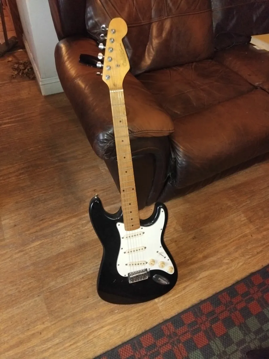 Electric guitar and Amplifier - Image 3