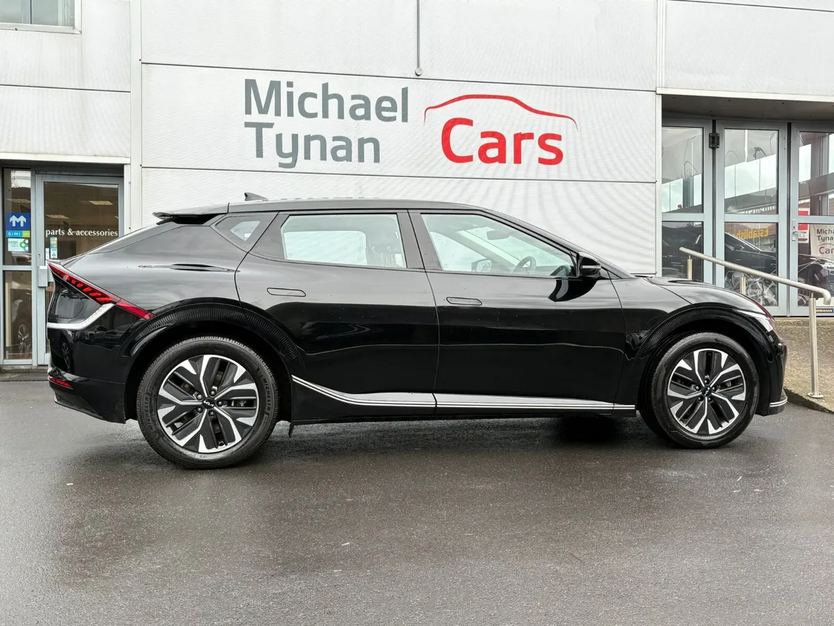 2023 Kia EV6 Air, CarPLay, Camera, 19" Alloys - Image 3