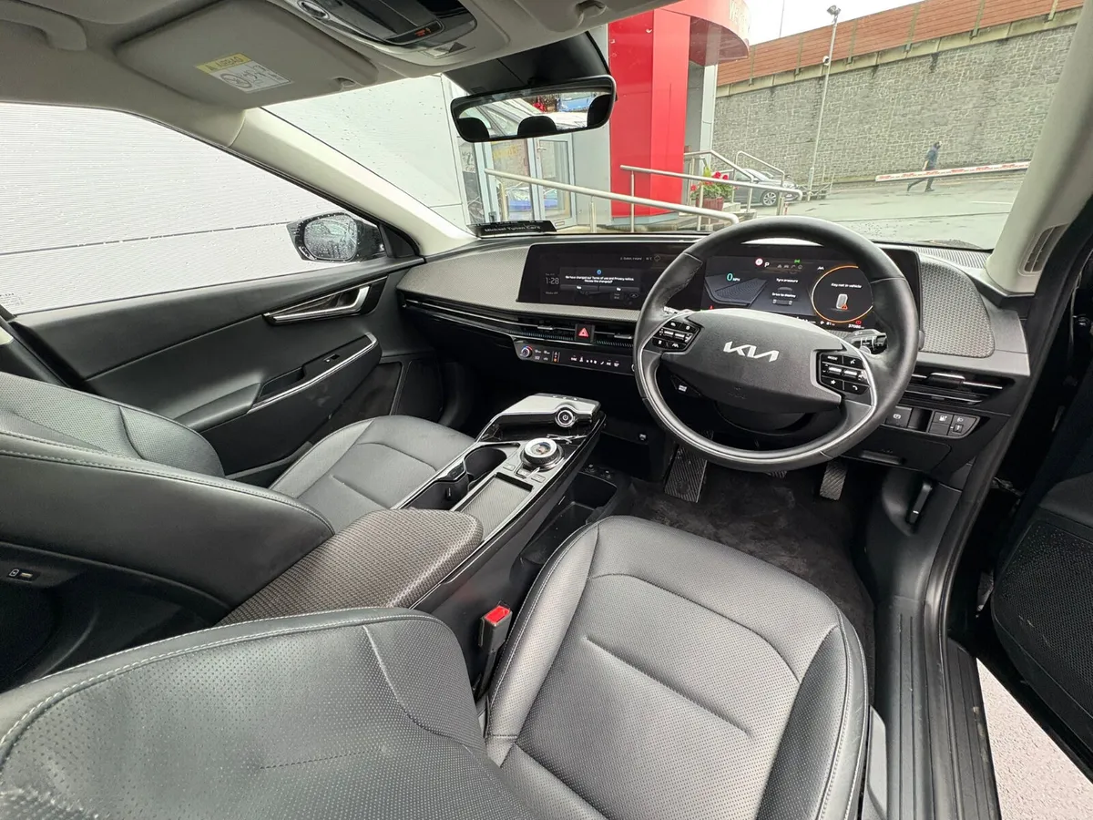 2023 Kia EV6 Air, CarPLay, Camera, 19" Alloys - Image 4