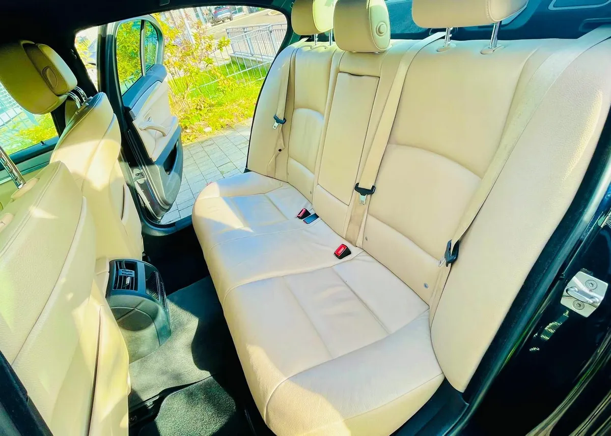 BMW 5-Series 2011 - Image 2