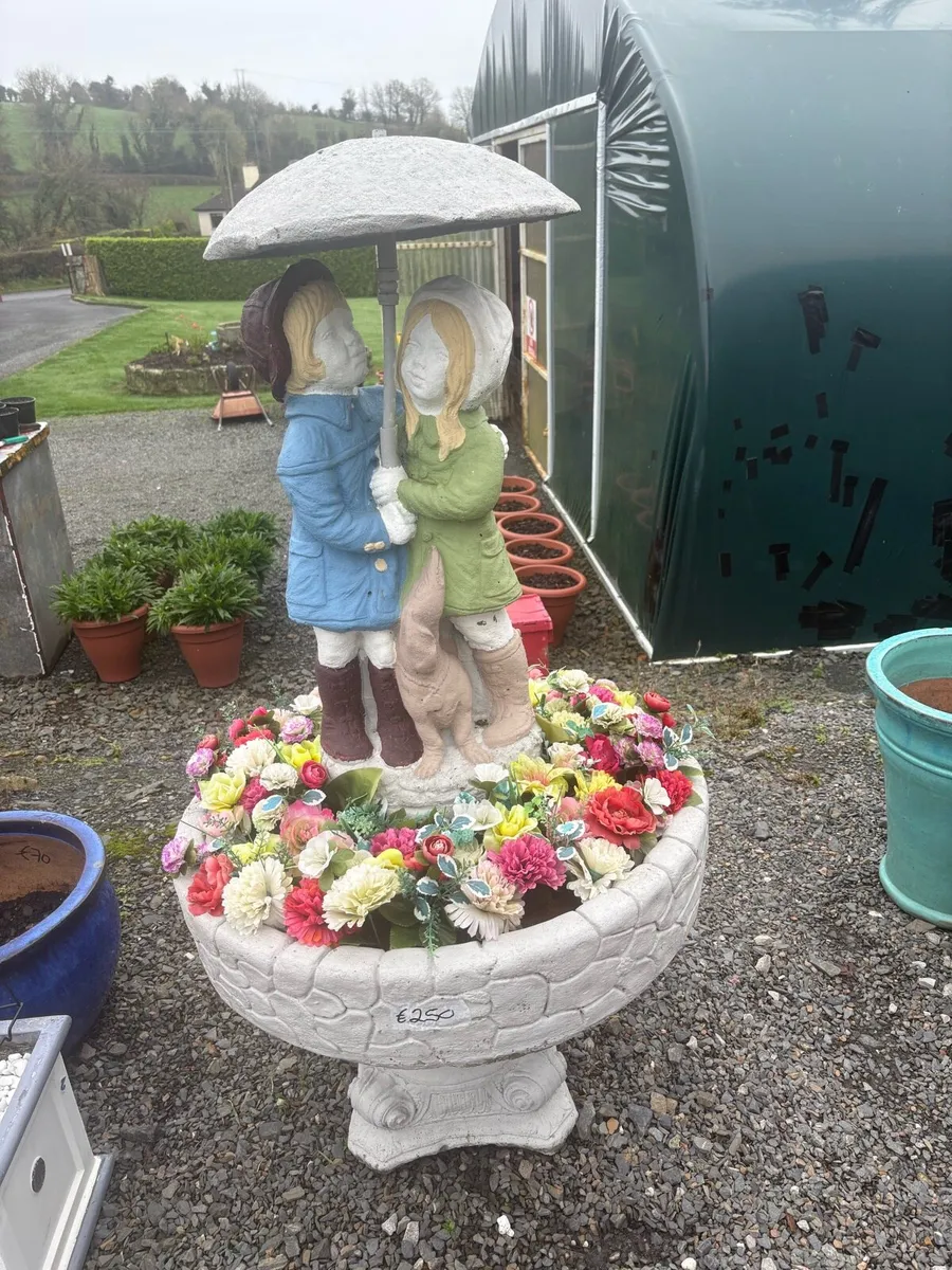 Large stone Gardan ornament - Image 1