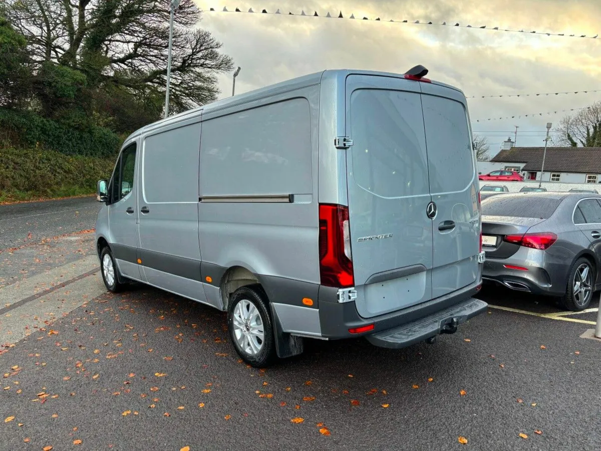 Mercedes-Benz Sprinter 317 MWB Low Roof RWD - Image 3
