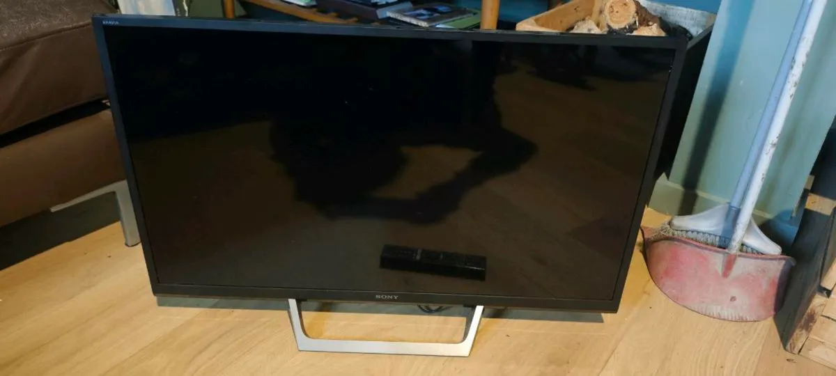 32" inch Sony smart tv - Image 1