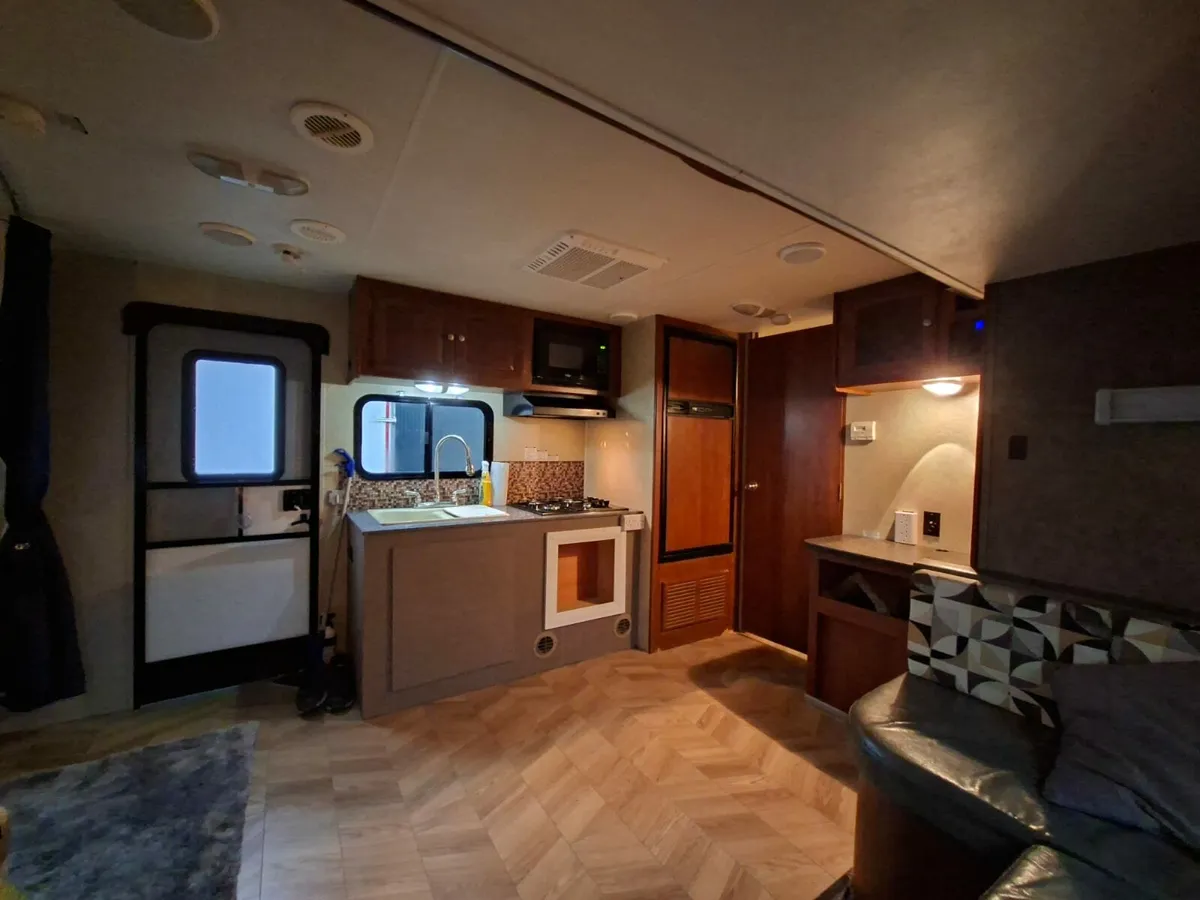 2013 North Trail American Caravan - Image 4