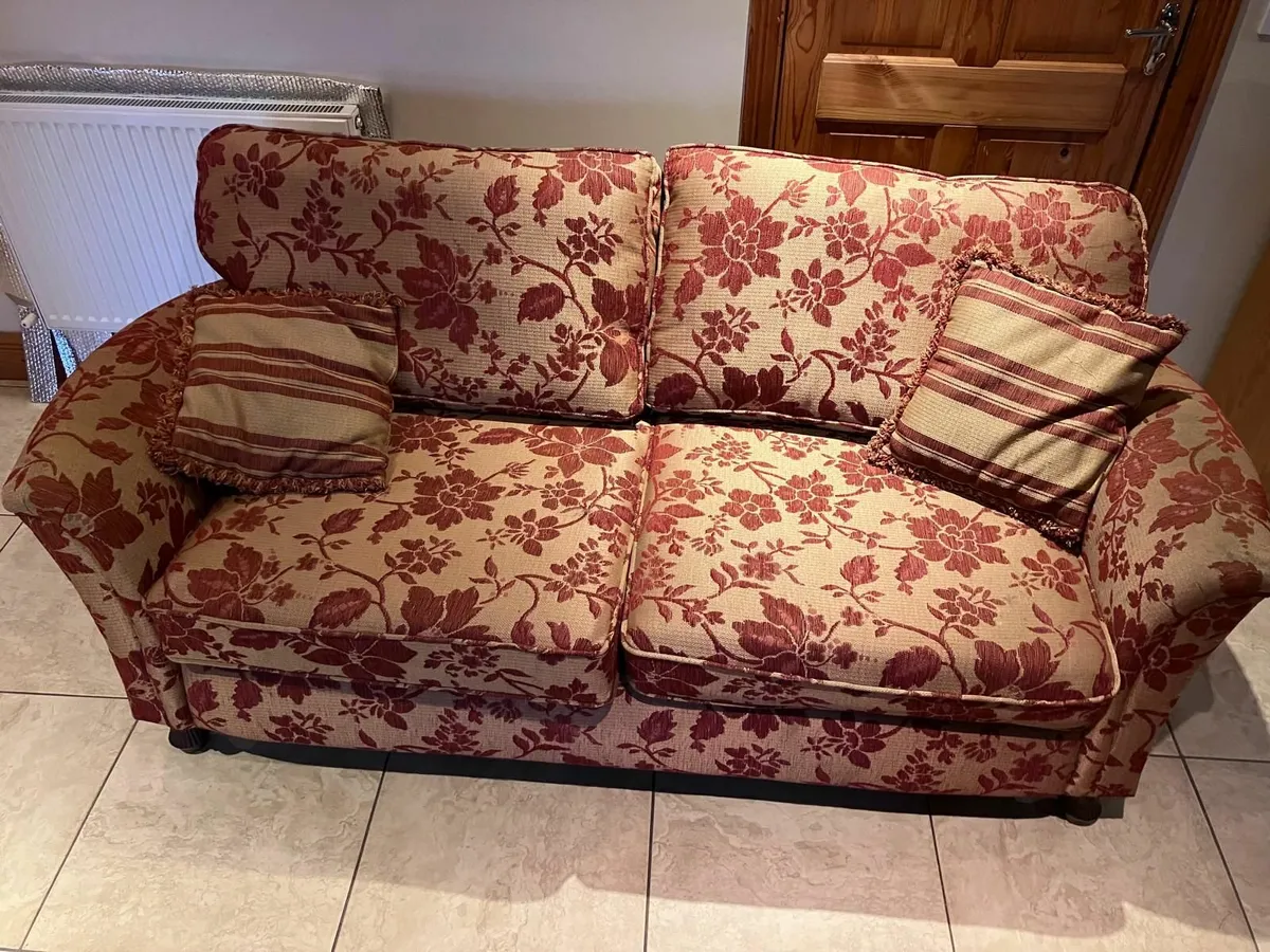 Red and Gold 3 setter Couch and two armchairs - Image 1