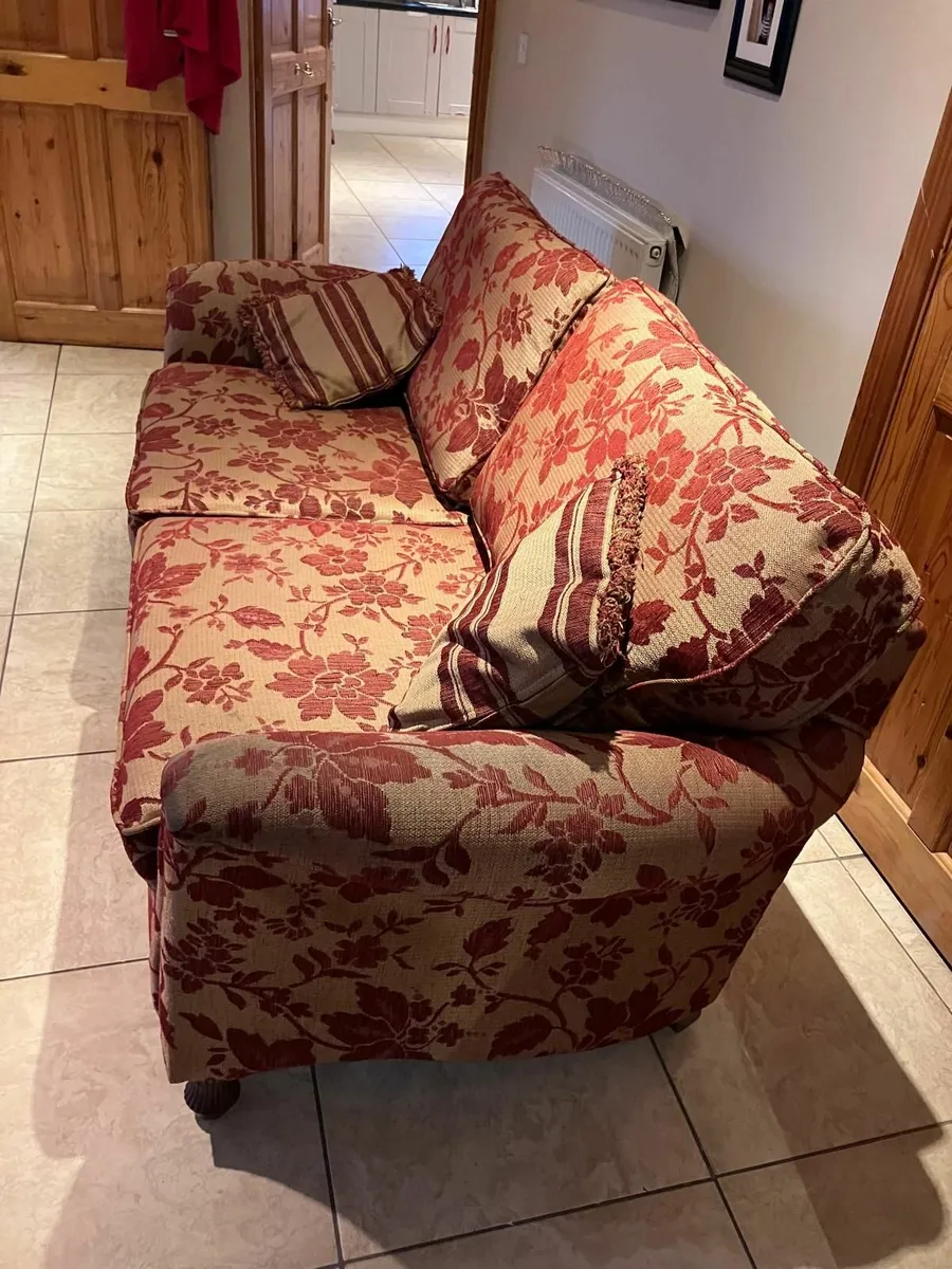 Red and Gold 3 setter Couch and two armchairs - Image 2