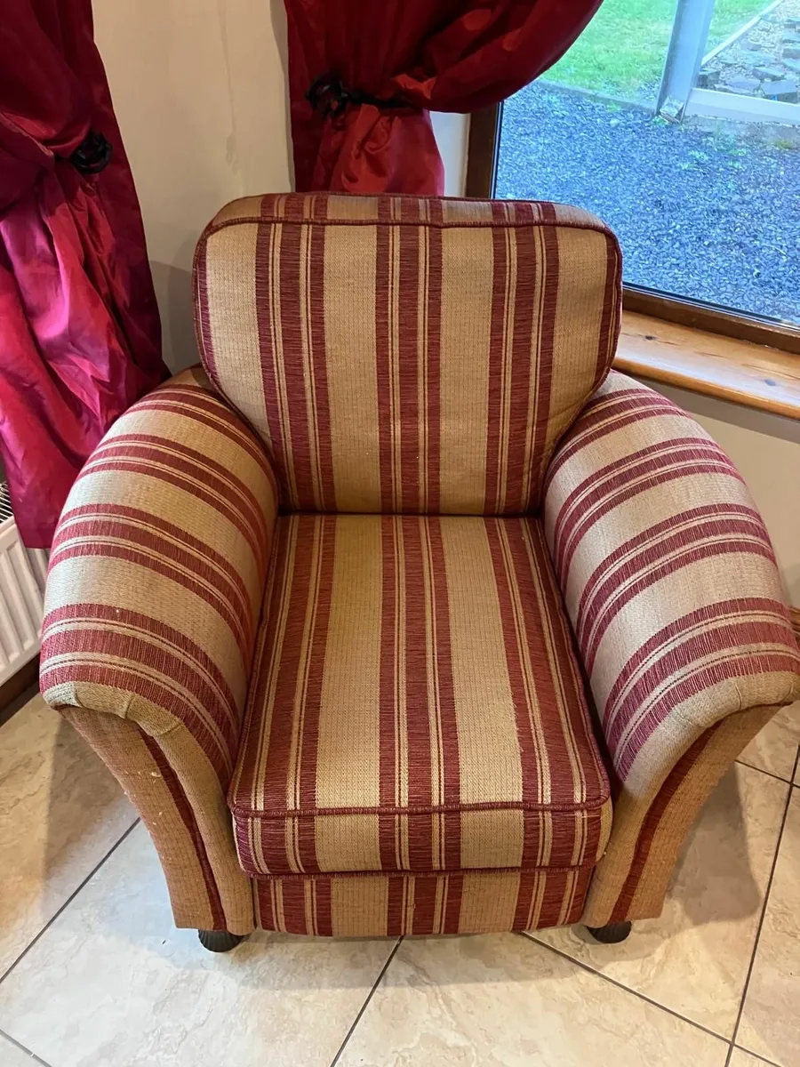 Red and Gold 3 setter Couch and two armchairs - Image 3