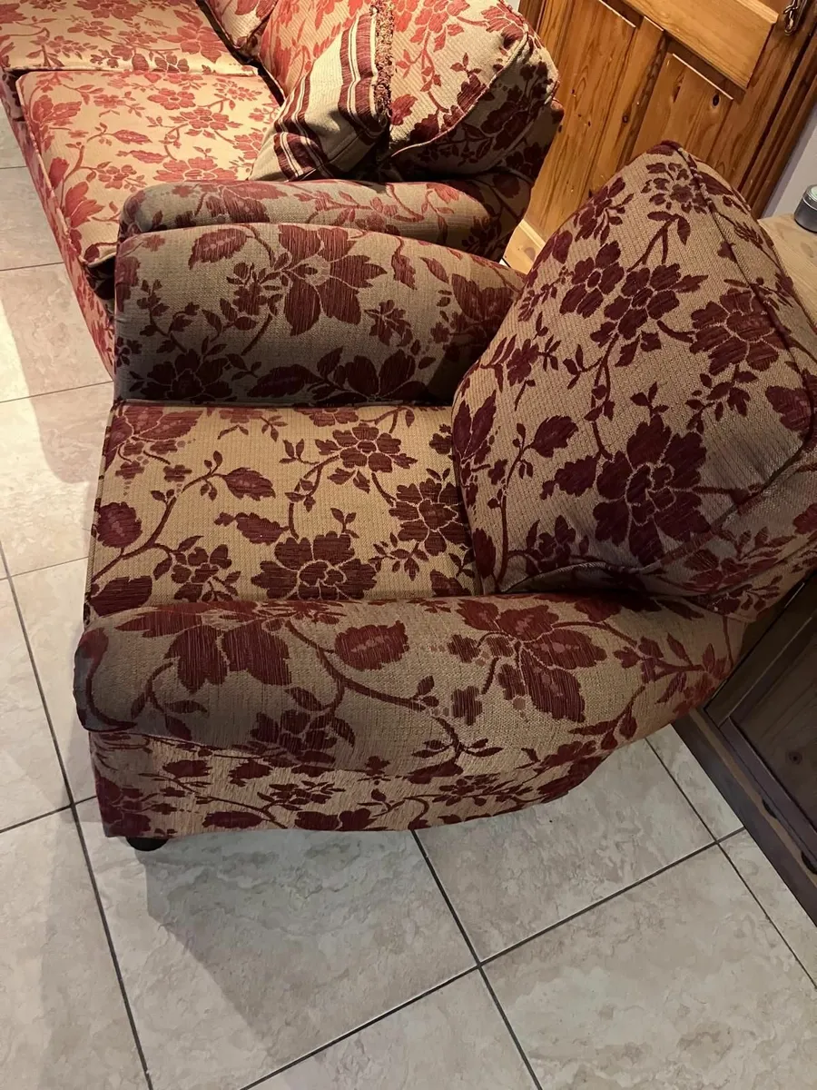 Red and Gold 3 setter Couch and two armchairs - Image 4
