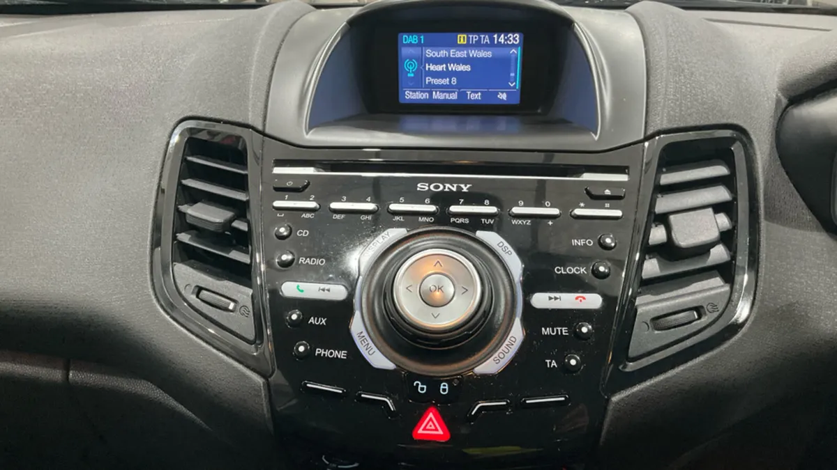 2016 Ford Fiesta TITANIUM 1.0 Petrol - Image 2