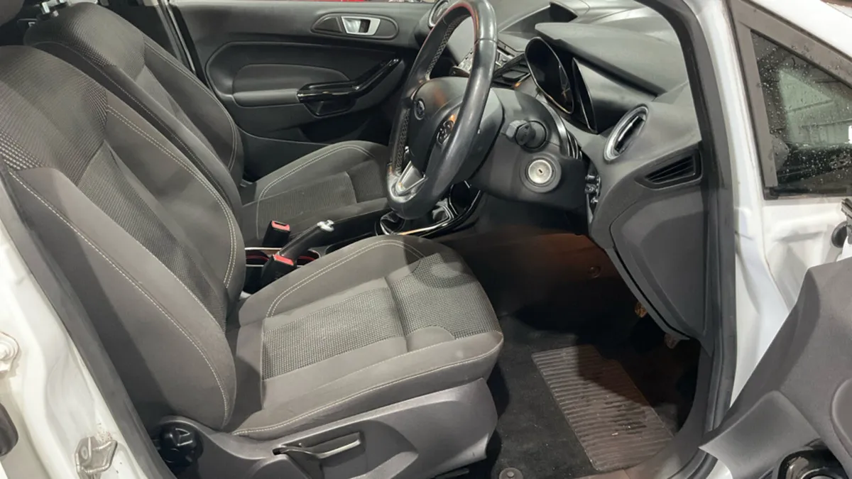 2016 Ford Fiesta TITANIUM 1.0 Petrol - Image 3